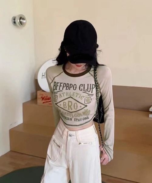 NANEA（ナネア）の「ヴィンテージ風ロゴプリントクロップドリンガーTシャツ（Tシャツ/カットソー・レディース・ベージュ/レッド・SMALL/MEDIUM/LARGE）」の4枚目の写真