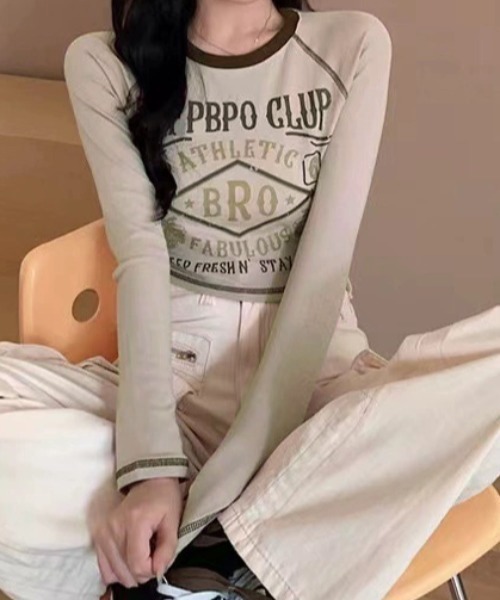 NANEA（ナネア）の「ヴィンテージ風ロゴプリントクロップドリンガーTシャツ（Tシャツ/カットソー・レディース・ベージュ/レッド・SMALL/MEDIUM/LARGE）」の7枚目の写真
