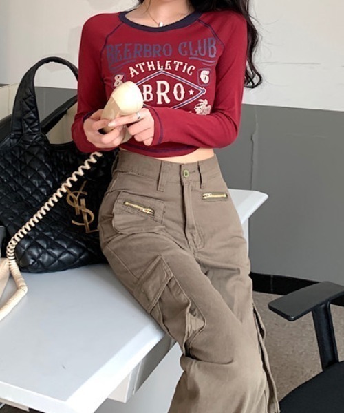 NANEA（ナネア）の「ヴィンテージ風ロゴプリントクロップドリンガーTシャツ（Tシャツ/カットソー・レディース・ベージュ/レッド・SMALL/MEDIUM/LARGE）」の13枚目の写真