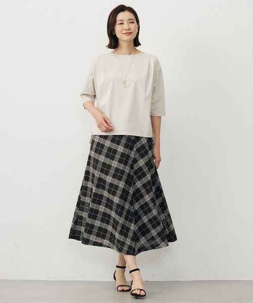 J.PRESS(ジェイプレス)の「【洗える・抗菌防臭・接触冷感・吸水速乾】ドライポンチ ボートネック カットソー(Tシャツ/カットソー・レディース・グレー系/ブラック系/サックスブルー系/ベージュ系・T15/T13)」の7枚目の写真