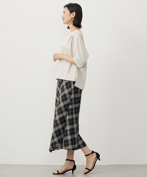 J.PRESS(ジェイプレス)の「【洗える・抗菌防臭・接触冷感・吸水速乾】ドライポンチ ボートネック カットソー(Tシャツ/カットソー・レディース・グレー系/ブラック系/サックスブルー系/ベージュ系・T15/T13)」の8枚目の写真