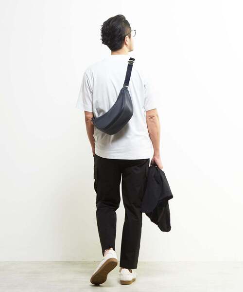 MEN'S MELROSE（メンズメルローズ）の「シュリンクフェイクレザー/ラウンドショルダーバッグ（ショルダーバッグ・メンズ・ブラック/ネイビー・9）」の13枚目の写真