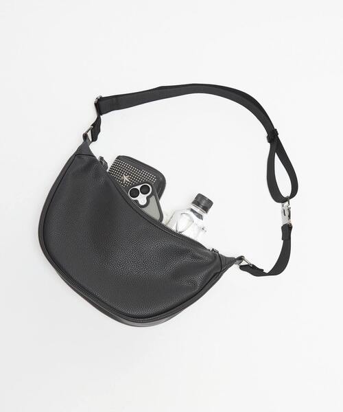 MEN'S MELROSE（メンズメルローズ）の「シュリンクフェイクレザー/ラウンドショルダーバッグ（ショルダーバッグ・メンズ・ブラック/ネイビー・9）」の14枚目の写真