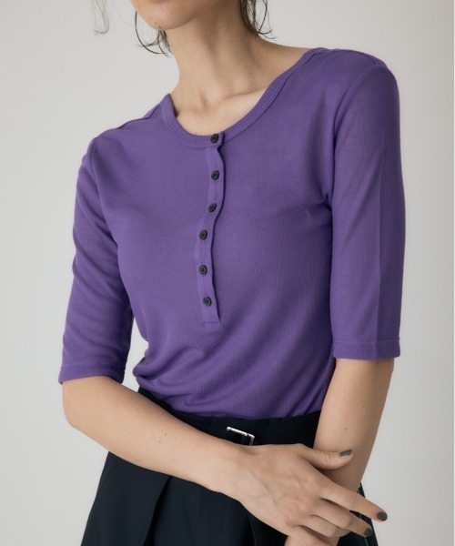 crie conforto(クリーコンフォルト)の「バックオープンヘンリーネックTシャツ 秋服 / 2WAY(Tシャツ/カットソー・レディース・パープル/アイボリー/ブラック/チャコールグレー/ブラウン・FREE)」の1枚目の写真