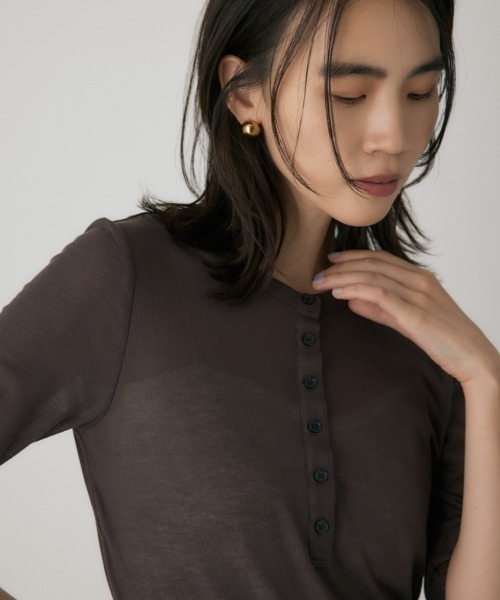 crie conforto(クリーコンフォルト)の「バックオープンヘンリーネックTシャツ 秋服 / 2WAY(Tシャツ/カットソー・レディース・パープル/アイボリー/ブラック/チャコールグレー/ブラウン・FREE)」の5枚目の写真