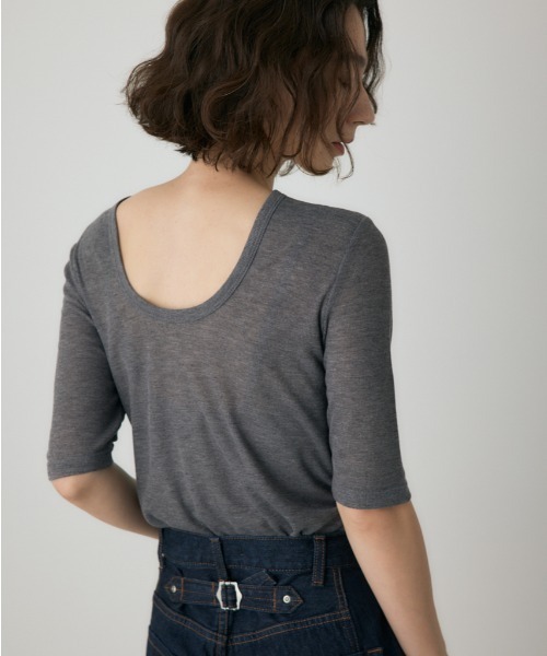 crie conforto(クリーコンフォルト)の「バックオープンヘンリーネックTシャツ 秋服 / 2WAY(Tシャツ/カットソー・レディース・パープル/アイボリー/ブラック/チャコールグレー/ブラウン・FREE)」の4枚目の写真