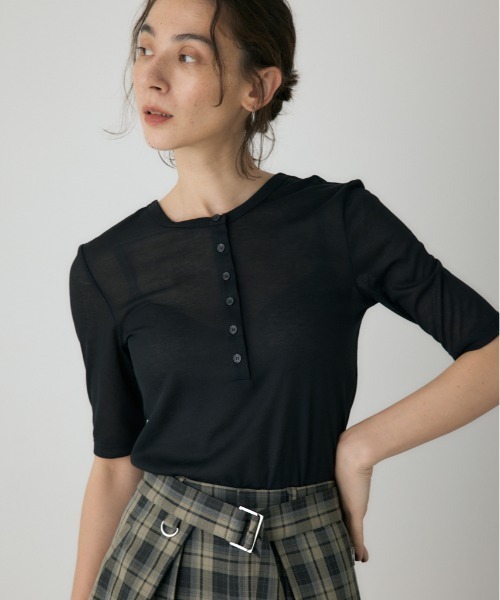crie conforto(クリーコンフォルト)の「バックオープンヘンリーネックTシャツ 秋服 / 2WAY(Tシャツ/カットソー・レディース・パープル/アイボリー/ブラック/チャコールグレー/ブラウン・FREE)」の3枚目の写真