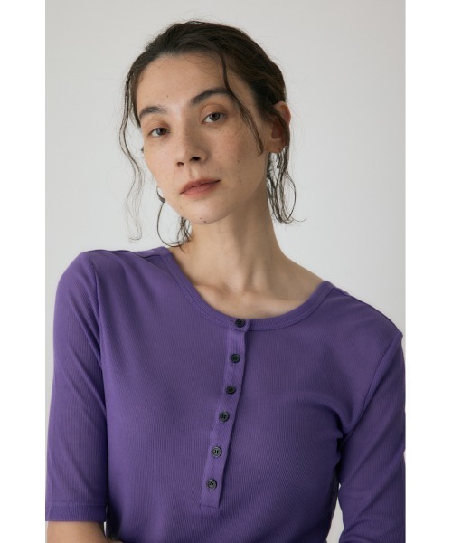 crie conforto(クリーコンフォルト)の「バックオープンヘンリーネックTシャツ 秋服 / 2WAY(Tシャツ/カットソー・レディース・パープル/アイボリー/ブラック/チャコールグレー/ブラウン・FREE)」の13枚目の写真