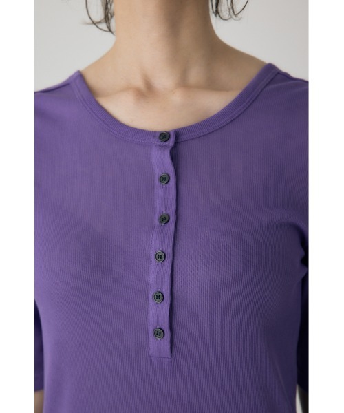 crie conforto(クリーコンフォルト)の「バックオープンヘンリーネックTシャツ 秋服 / 2WAY(Tシャツ/カットソー・レディース・パープル/アイボリー/ブラック/チャコールグレー/ブラウン・FREE)」の20枚目の写真