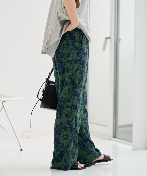 JOURNAL STANDARD relume（ジャーナルスタンダード　レリューム）の「《WEB限定追加4》コントラストフラワープリントパンツ（その他パンツ・レディース・ブラック/グリーン/アイボリー・FREE）」の16枚目の写真