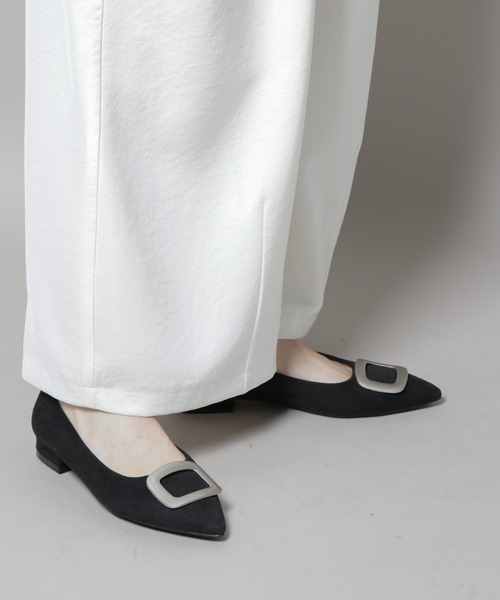 NANO universe（ナノユニバース）の「ポインテッドトゥバックルフラットパンプス（パンプス・レディース・グレー/ブラック・36/37/38）」の2枚目の写真