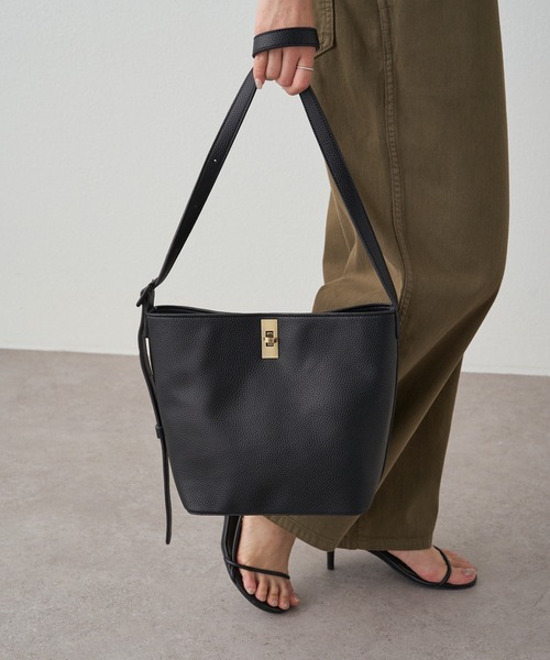 PUAL CE CIN（ピュアルセシン）の「フェイクレザーヴィンテージライクBAG（ショルダーバッグ・レディース・ブラック・FREE）」の2枚目の写真