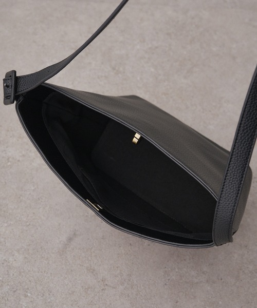 PUAL CE CIN（ピュアルセシン）の「フェイクレザーヴィンテージライクBAG（ショルダーバッグ・レディース・ブラック・FREE）」の11枚目の写真