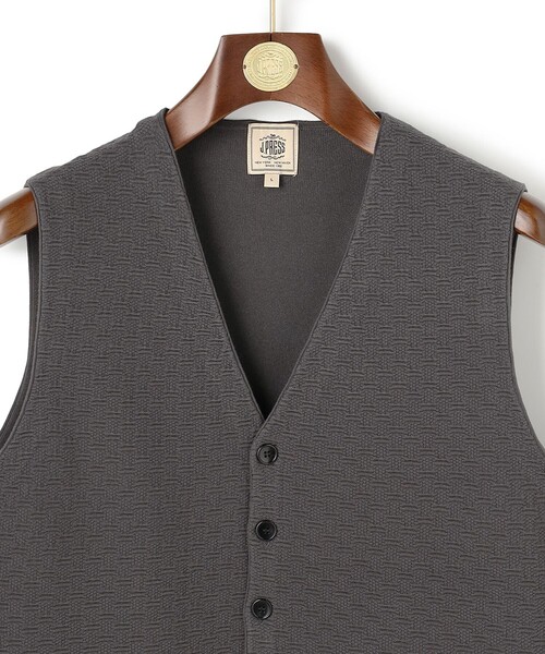 J.PRESS（ジェイプレス）の「重ねて映える洗練レイヤード【ストレッチ / イージーケア】【FLEX YARN】ハイゲージ ニットベスト（ベスト・メンズ・グレー系/ネイビー系・SMALL/MEDIUM/LARGE/X-LARGE）」の9枚目の写真