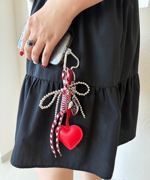 kutir(クティール)の「kutirlune/マルチデザインチャーム(キーホルダー・レディース・ブラック/ピンク/レッド・FREE)」の3枚目の写真