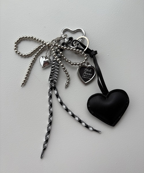 kutir(クティール)の「kutirlune/マルチデザインチャーム(キーホルダー・レディース・ブラック/ピンク/レッド・FREE)」の1枚目の写真