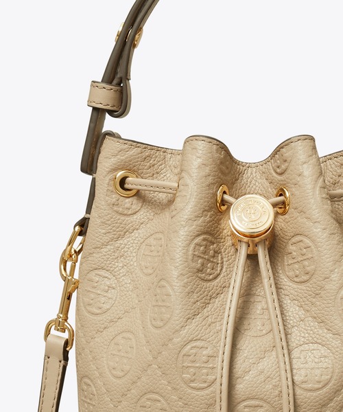 TORY BURCH(トリーバーチ)の「Tモノグラム ペブルド ミニバケットバッグ(ショルダーバッグ・レディース・ブラック/キャメル・ONE SIZE)」の8枚目の写真
