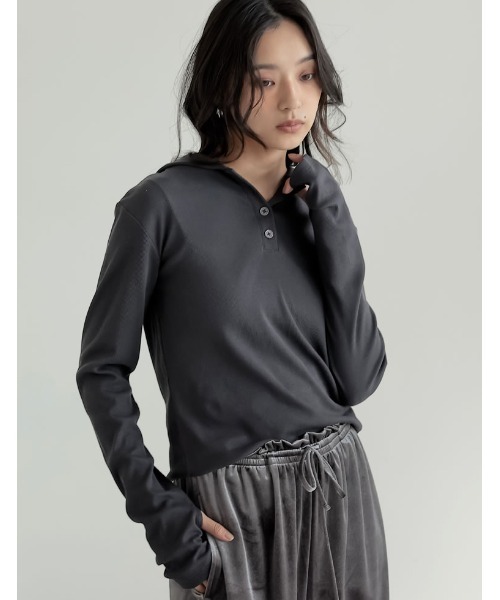 Re:EDIT（リエディ）の「[2025AW COLLECTION][汗じみ防止][UVカット]リブカットソーフーディートップス（パーカー・レディース・ブラック/チャコールグレー/ホワイト/ネイビー・MEDIUM/LARGE）」の4枚目の写真