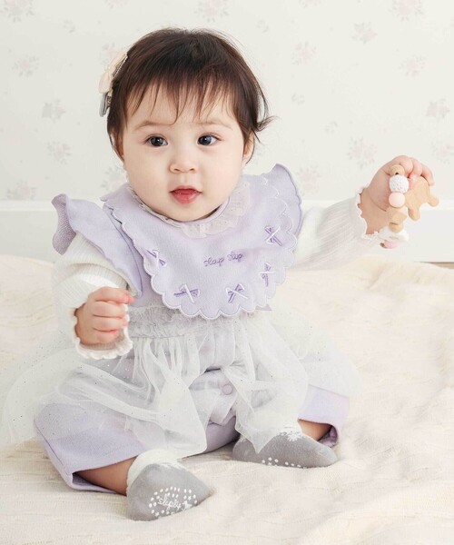 SLAP SLIP BABY（スラップスリップベビー）の「縁刺しゅうスカラップラメチュール襟フリルスタイベビー（スタイ/よだれかけ・キッズ・パープル/ピンク・FREE）」の3枚目の写真