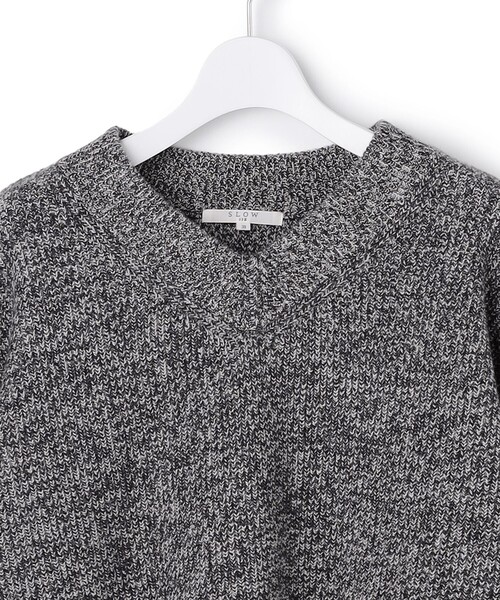 23区 S（ニジュウサンクチイサイサイズ）の「【SLOW/一部店舗限定】ソフトウール Vネック ニット（ニット/セーター・レディース・グレー系3/レッド系/ホワイト系・32）」の9枚目の写真