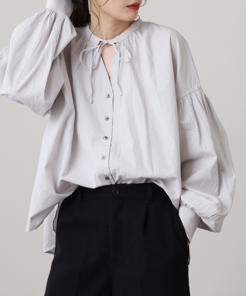 OMNES(オムネス)の「製品洗いブロード袖口リブギャザーシャツ(シャツ/ブラウス・レディース・グレー系その他/ライトブルー/ブルー系その他/ライトグレー/ホワイト/ブラック系その他・FREE)」の4枚目の写真