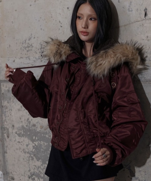 FANCY CLUB（ファンシークラブ）の「【FANCY CLUB】EYELET FUR MA-1 / 【ファンシークラブ】アイレットファーＭＡ-1（MA-1・レディース・ブラック/バーガンディー・ONE SIZE）」の2枚目の写真