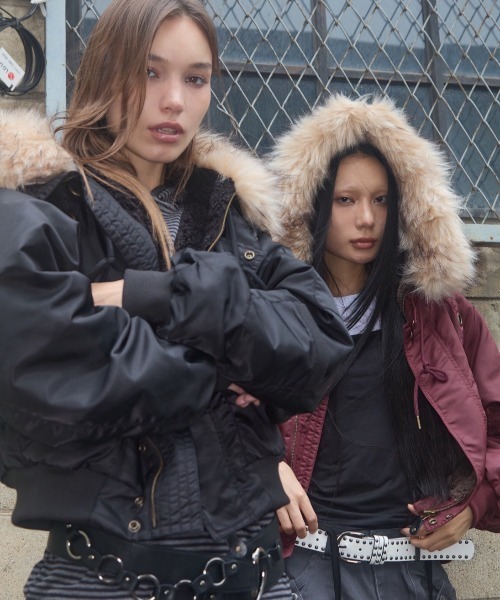 FANCY CLUB（ファンシークラブ）の「【FANCY CLUB】EYELET FUR MA-1 / 【ファンシークラブ】アイレットファーＭＡ-1（MA-1・レディース・ブラック/バーガンディー・ONE SIZE）」の3枚目の写真