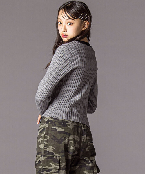 ZIDDY（ジディ）の「バイカラーリブニット(130~160cm)（ニット/セーター・キッズ・オフホワイト/グレー・130cm/150cm/140cm/FREE）」の7枚目の写真