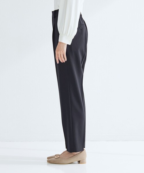 green label relaxing（グリーンレーベルリラクシング）の「［size SHORT/TALLあり］パウドレ テーパード パンツ ウォッシャブル ストレッチ（スラックス・レディース・ネイビー/ブラック・TALL/46/44/42/40/38/36/34/SHORT）」の22枚目の写真