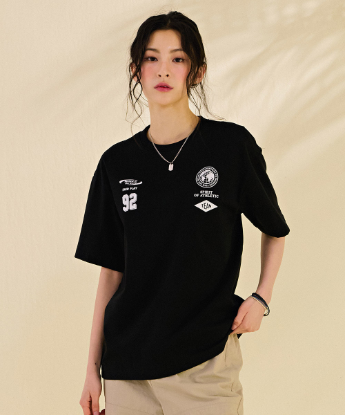 CHASECULT(チェイスカルト)の「共用フロントグラフィック半袖Tシャツ-DBRU5844D03(Tシャツ/カットソー・レディース・ブラック・90/95/100/105)」の1枚目の写真