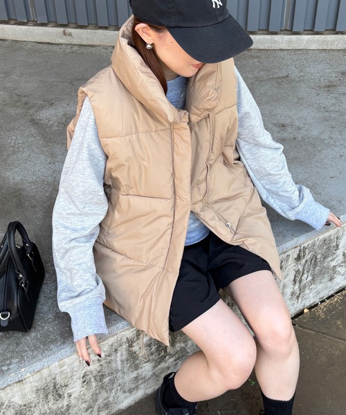ISOOK（アイスー）の「【ISOOK / アイスー】中綿ダウンベスト / ジップ付き パデットベスト ショートベスト 中綿ベスト ハイネック ブラック ベージュ 黒 ZOZOTOWN限定（ダウンベスト・レディース・ベージュ/ブラック・FREE）」の2枚目の写真