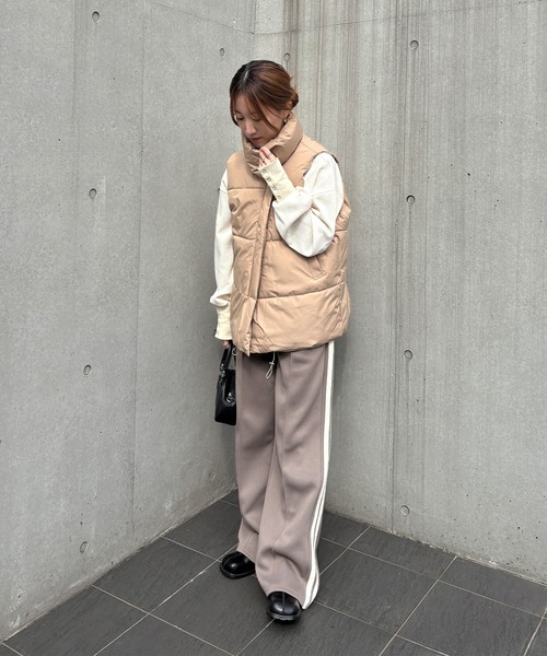 ISOOK（アイスー）の「【ISOOK / アイスー】中綿ダウンベスト / ジップ付き パデットベスト ショートベスト 中綿ベスト ハイネック ブラック ベージュ 黒 ZOZOTOWN限定（ダウンベスト・レディース・ベージュ/ブラック・FREE）」の11枚目の写真