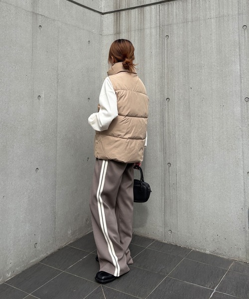 ISOOK（アイスー）の「【ISOOK / アイスー】中綿ダウンベスト / ジップ付き パデットベスト ショートベスト 中綿ベスト ハイネック ブラック ベージュ 黒 ZOZOTOWN限定（ダウンベスト・レディース・ベージュ/ブラック・FREE）」の22枚目の写真