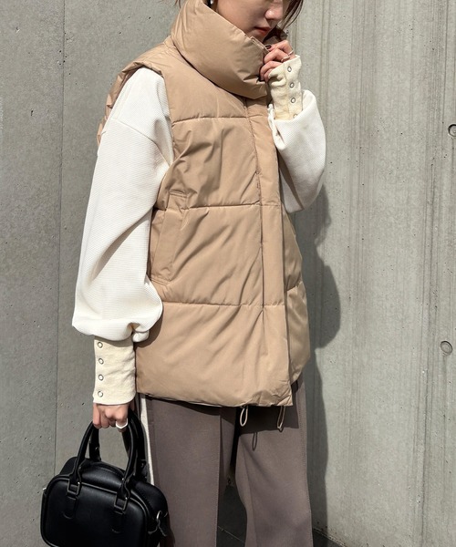ISOOK（アイスー）の「【ISOOK / アイスー】中綿ダウンベスト / ジップ付き パデットベスト ショートベスト 中綿ベスト ハイネック ブラック ベージュ 黒 ZOZOTOWN限定（ダウンベスト・レディース・ベージュ/ブラック・FREE）」の9枚目の写真