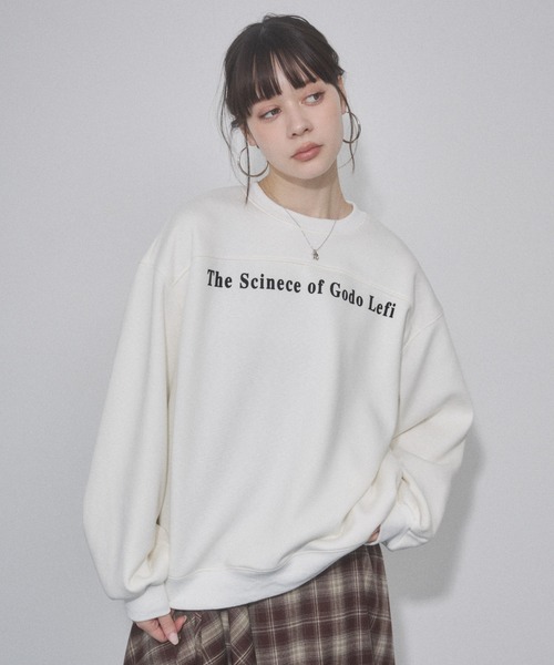 ENVYM（アンビー）の「ロゴプリントオーバーサイズスウェットPO（スウェット・レディース・ホワイト/ブラック/レッド・FREE）」の4枚目の写真