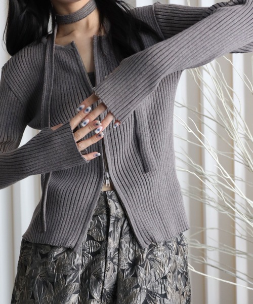 YENNA（イェンナ）の「リブZIPカーディガン　フィンガーホール付（カーディガン/ボレロ・レディース・グリーン/チャコールグレー/ブラック/グレイッシュベージュ/ブラウン・FREE）」の3枚目の写真