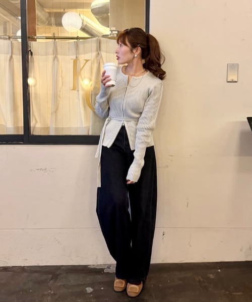 YENNA（イェンナ）の「リブZIPカーディガン　フィンガーホール付（カーディガン/ボレロ・レディース・グリーン/チャコールグレー/ブラック/グレイッシュベージュ/ブラウン・FREE）」の10枚目の写真