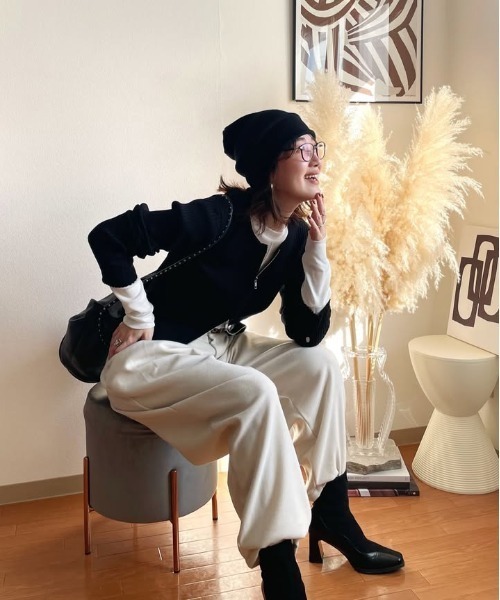 YENNA（イェンナ）の「リブZIPカーディガン　フィンガーホール付（カーディガン/ボレロ・レディース・グリーン/チャコールグレー/ブラック/グレイッシュベージュ/ブラウン・FREE）」の7枚目の写真