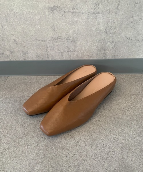 SHEPP(シープ)の「Vカット スクエアトゥ レザー調 ぺたんこパンプス(パンプス・レディース・ブラック/ゴールド/シルバー/ブラウン・L/M)」の5枚目の写真