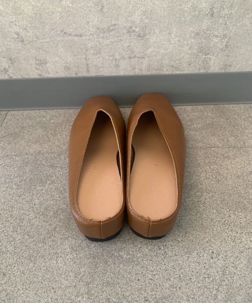 SHEPP(シープ)の「Vカット スクエアトゥ レザー調 ぺたんこパンプス(パンプス・レディース・ブラック/ゴールド/シルバー/ブラウン・L/M)」の7枚目の写真
