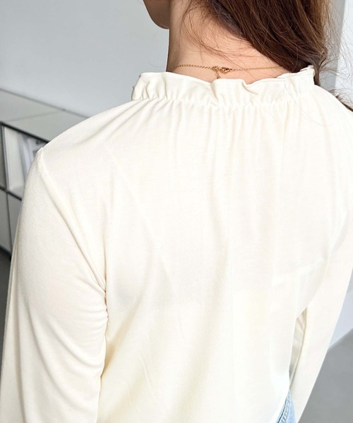 moment+(モーメントプラス)の「Vネックギャザーフリル長袖カットソー(Tシャツ/カットソー・レディース・ブラック/オフホワイト/イエロー/杢グレー・M)」の5枚目の写真
