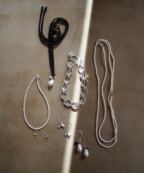 IENA LA BOUCLE(イエナラブークル)の「Y.A.Acc/ワイエーアク×LA BOUCLE別注 クリスタルチャームピアス(ピアス(両耳用)・レディース・ホワイト・FREE)」の4枚目の写真