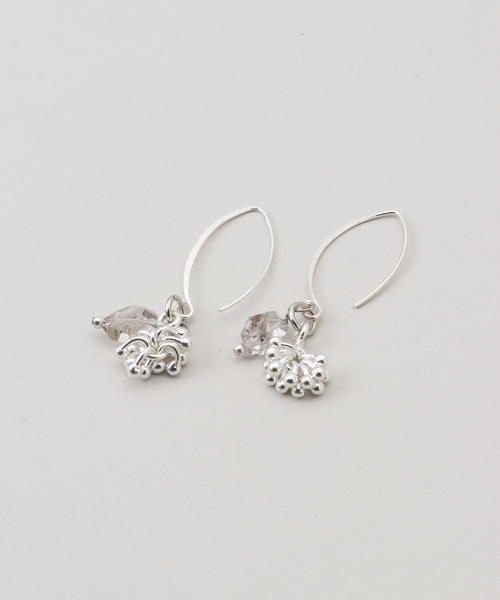 IENA LA BOUCLE(イエナラブークル)の「Y.A.Acc/ワイエーアク×LA BOUCLE別注 クリスタルチャームピアス(ピアス(両耳用)・レディース・ホワイト・FREE)」の5枚目の写真