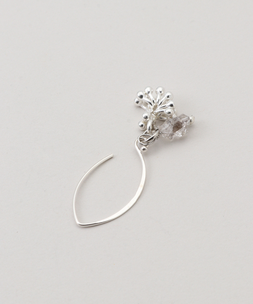 IENA LA BOUCLE(イエナラブークル)の「Y.A.Acc/ワイエーアク×LA BOUCLE別注 クリスタルチャームピアス(ピアス(両耳用)・レディース・ホワイト・FREE)」の6枚目の写真