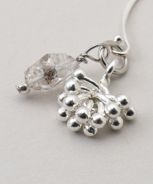 IENA LA BOUCLE(イエナラブークル)の「Y.A.Acc/ワイエーアク×LA BOUCLE別注 クリスタルチャームピアス(ピアス(両耳用)・レディース・ホワイト・FREE)」の8枚目の写真