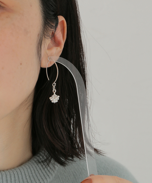 IENA LA BOUCLE(イエナラブークル)の「Y.A.Acc/ワイエーアク×LA BOUCLE別注 クリスタルチャームピアス(ピアス(両耳用)・レディース・ホワイト・FREE)」の10枚目の写真
