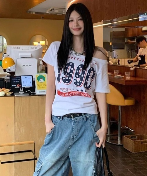 SHEPP(シープ)の「【26年春夏新作】アソートワンショルビッグロゴプリント半袖Tシャツ 星柄 Y2K(Tシャツ/カットソー・レディース・ホワイト/グレー・M/L)」の3枚目の写真