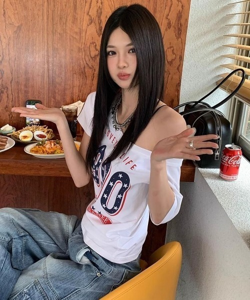 SHEPP(シープ)の「【26年春夏新作】アソートワンショルビッグロゴプリント半袖Tシャツ 星柄 Y2K(Tシャツ/カットソー・レディース・ホワイト/グレー・M/L)」の4枚目の写真