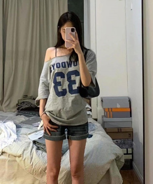 SHEPP(シープ)の「【26年春夏新作】アソートワンショルビッグロゴプリント半袖Tシャツ 星柄 Y2K(Tシャツ/カットソー・レディース・ホワイト/グレー・M/L)」の6枚目の写真