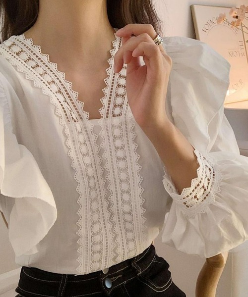 SEU(エスイーユー)の「フリル刺繍レースVネックブラウス レースブラウス シャツブラウス 長袖 オフィスカジュアル きれいめカジュアル レディース韓国風(シャツ/ブラウス・レディース・ホワイト/ブラック・フリー)」の1枚目の写真